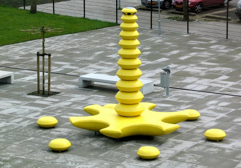 Monument voor de jeugd-Olaf Mooij-zicht vanuit school
